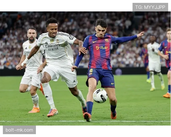 西甲联赛形势紧张,巴萨迎战皇马争夺积分榜首位置 西甲联赛形势紧张,巴萨迎战皇马争夺积分榜首位置